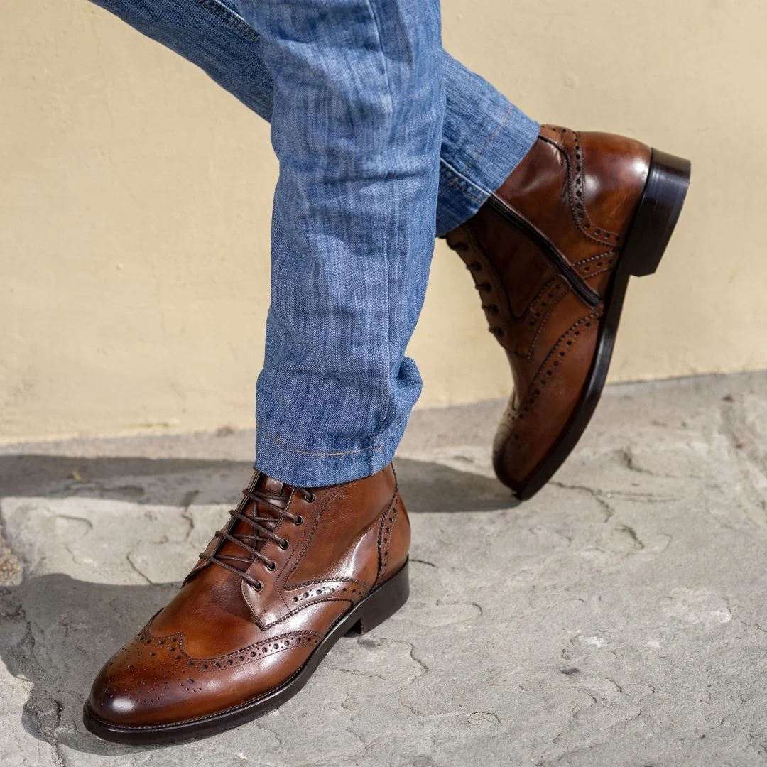 Stivaletto anfibio alto con lavorazione brogue da uomo in pelle colore cuoio - immagine 3