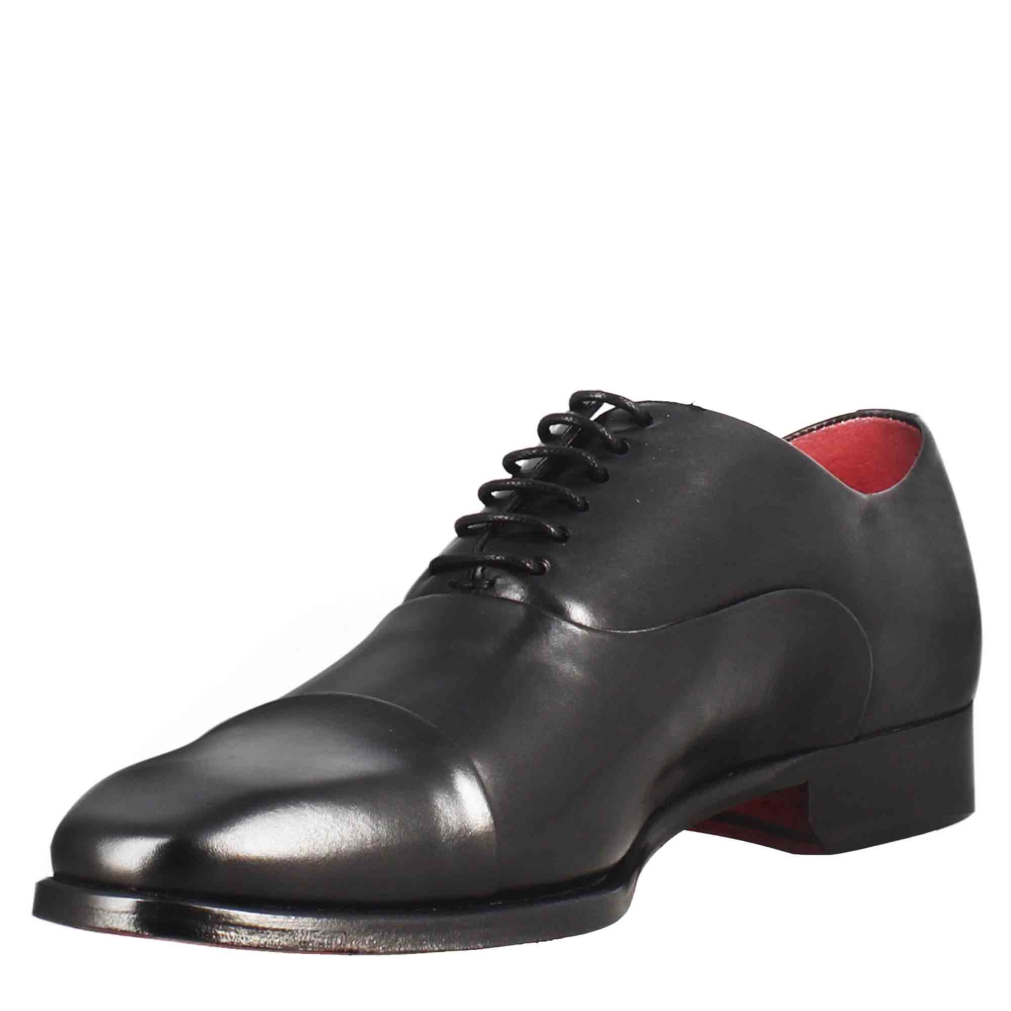 Scarpe francesine con puntale in pelle color nero - immagine 5