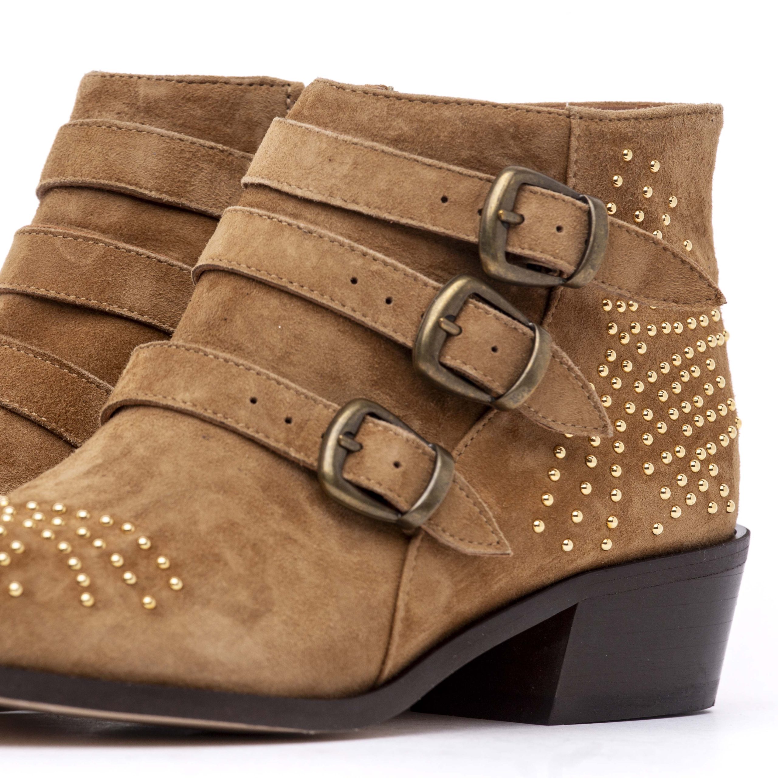 Stivaletto in pelle scamosciata con borchie. - immagine 6