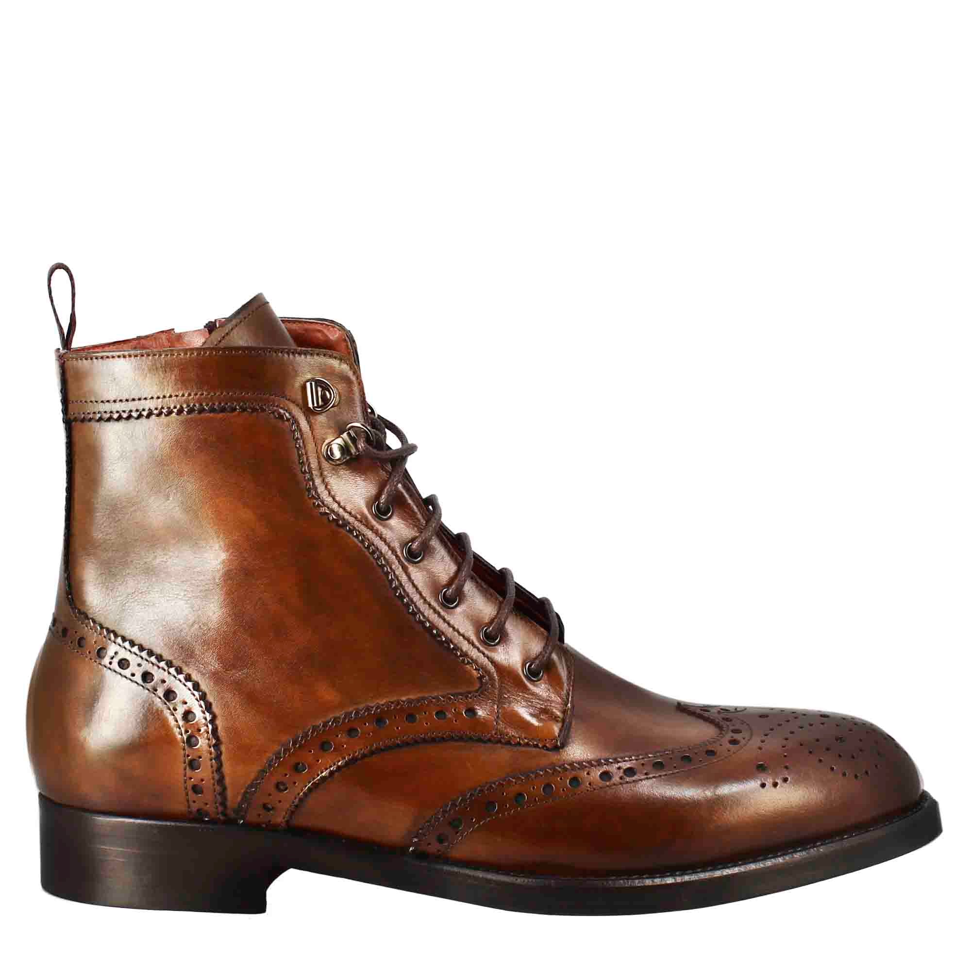 Stivaletto anfibio alto con lavorazione brogue da uomo in pelle colore cuoio - immagine 4