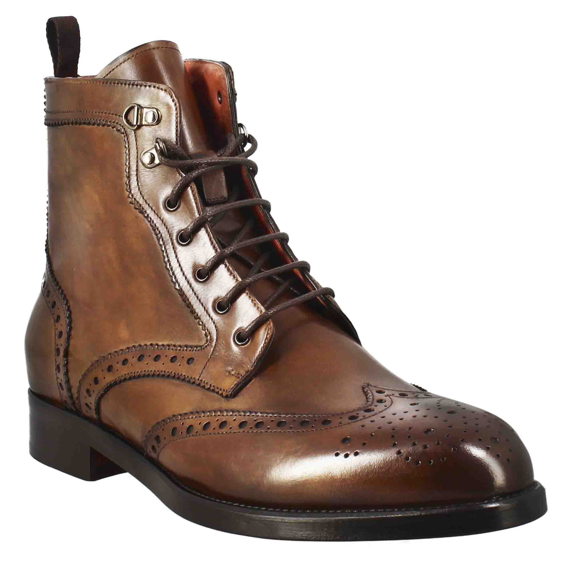 Stivaletto anfibio alto con lavorazione brogue da uomo in pelle colore cuoio - immagine 2