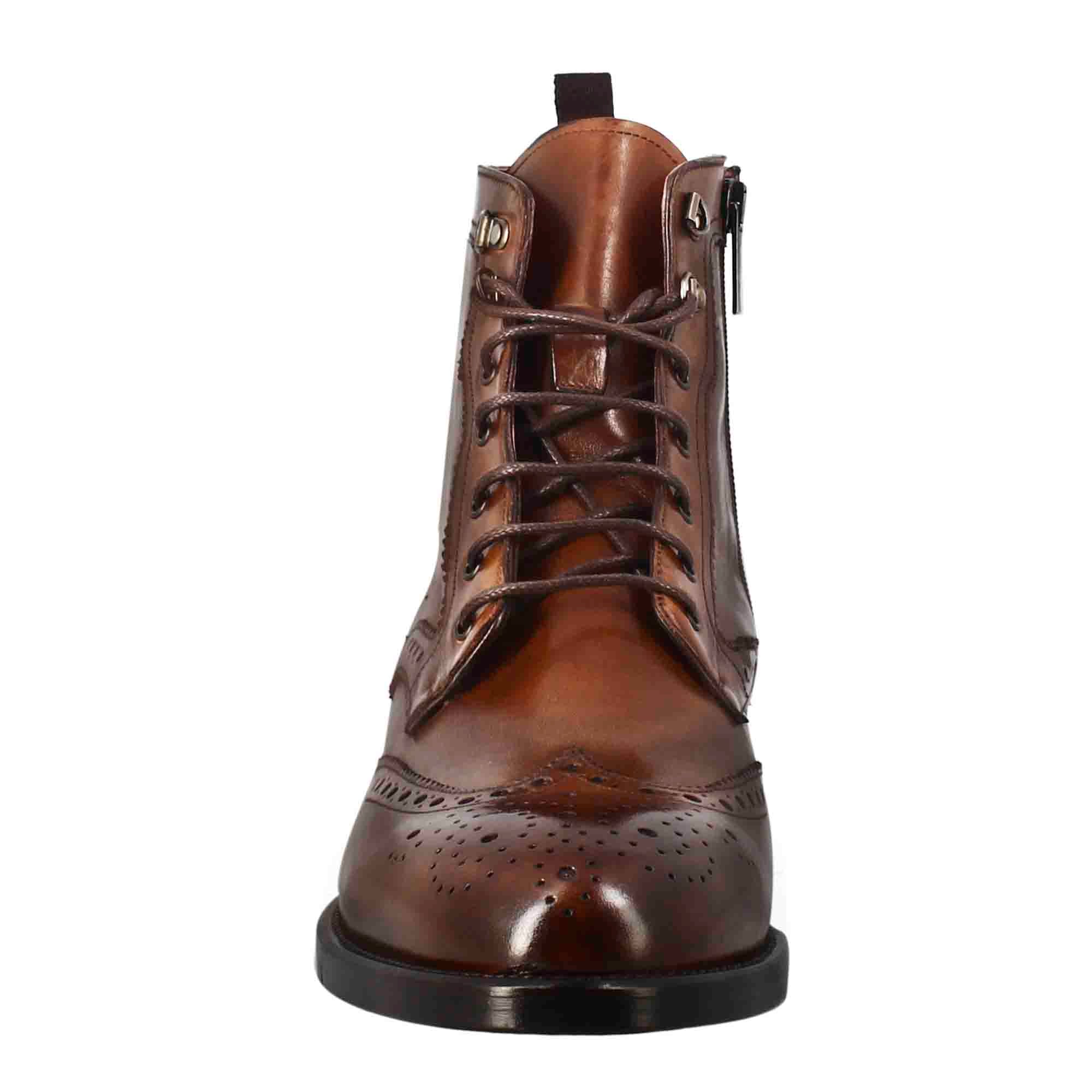 Stivaletto anfibio alto con lavorazione brogue da uomo in pelle colore cuoio - immagine 6