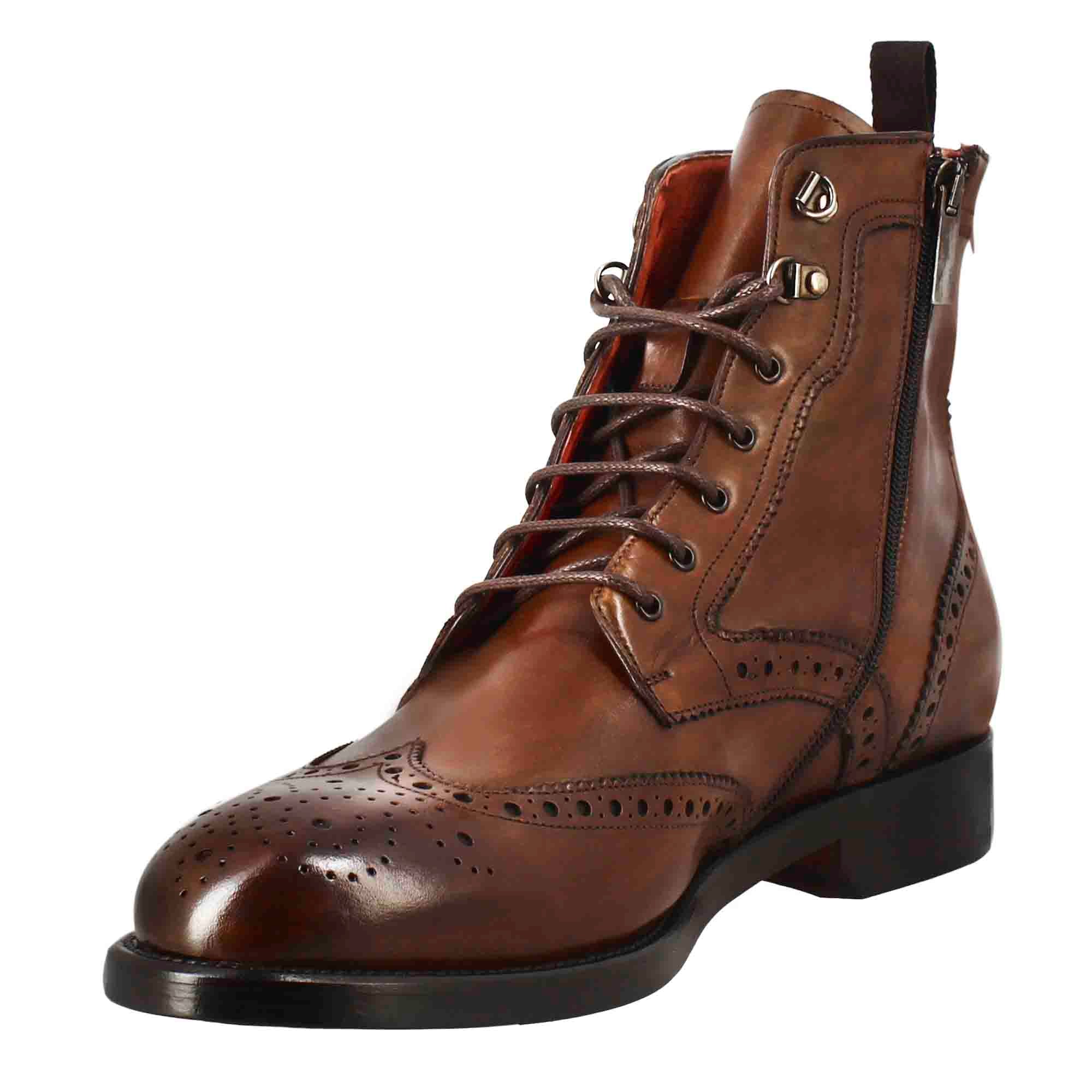 Stivaletto anfibio alto con lavorazione brogue da uomo in pelle colore cuoio - immagine 7