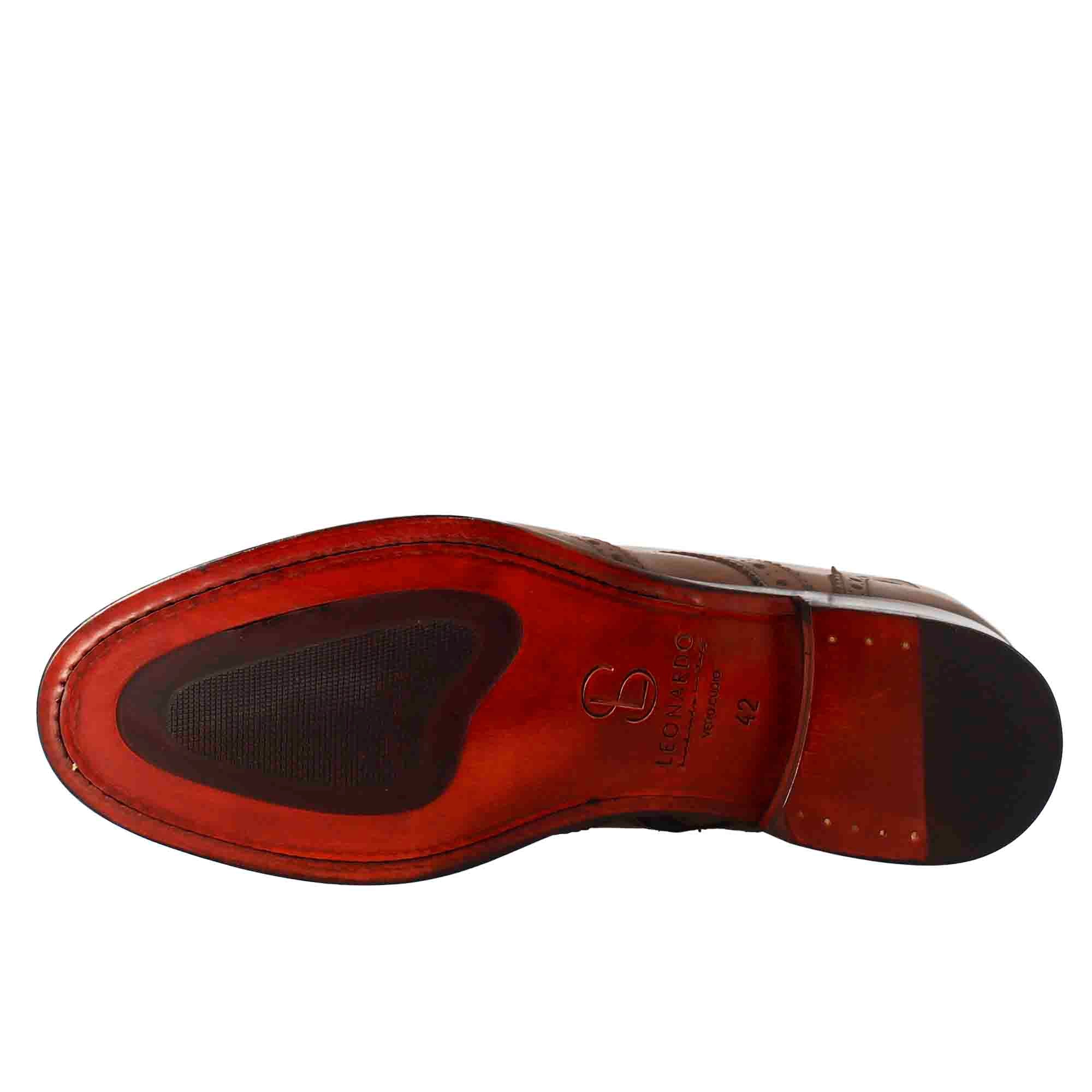Stivaletto anfibio alto con lavorazione brogue da uomo in pelle colore cuoio - immagine 8