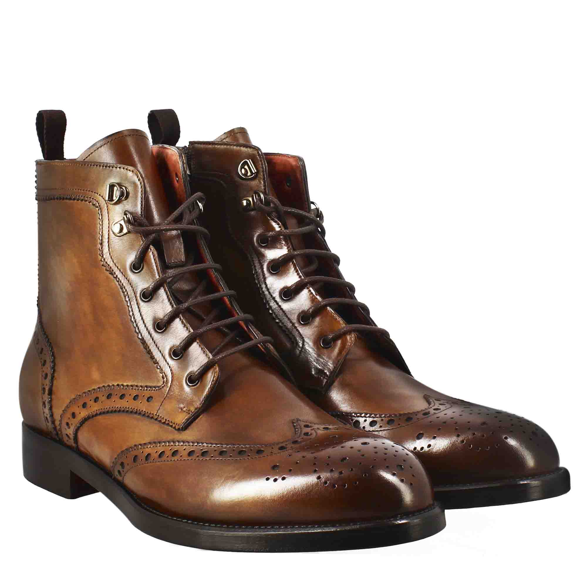 Stivaletto anfibio alto con lavorazione brogue da uomo in pelle colore cuoio - immagine 9