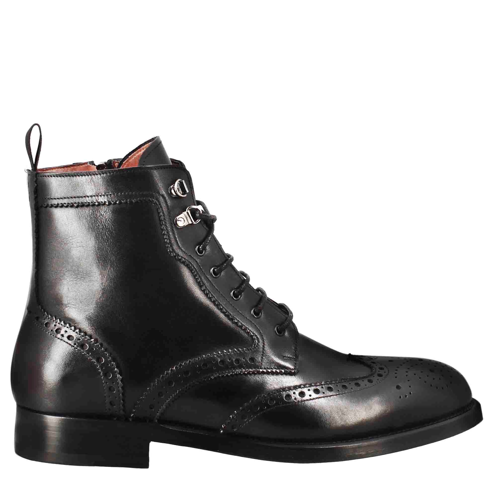 Stivaletto anfibio alto con lavorazione brogue da uomo in pelle colore nero - immagine 3