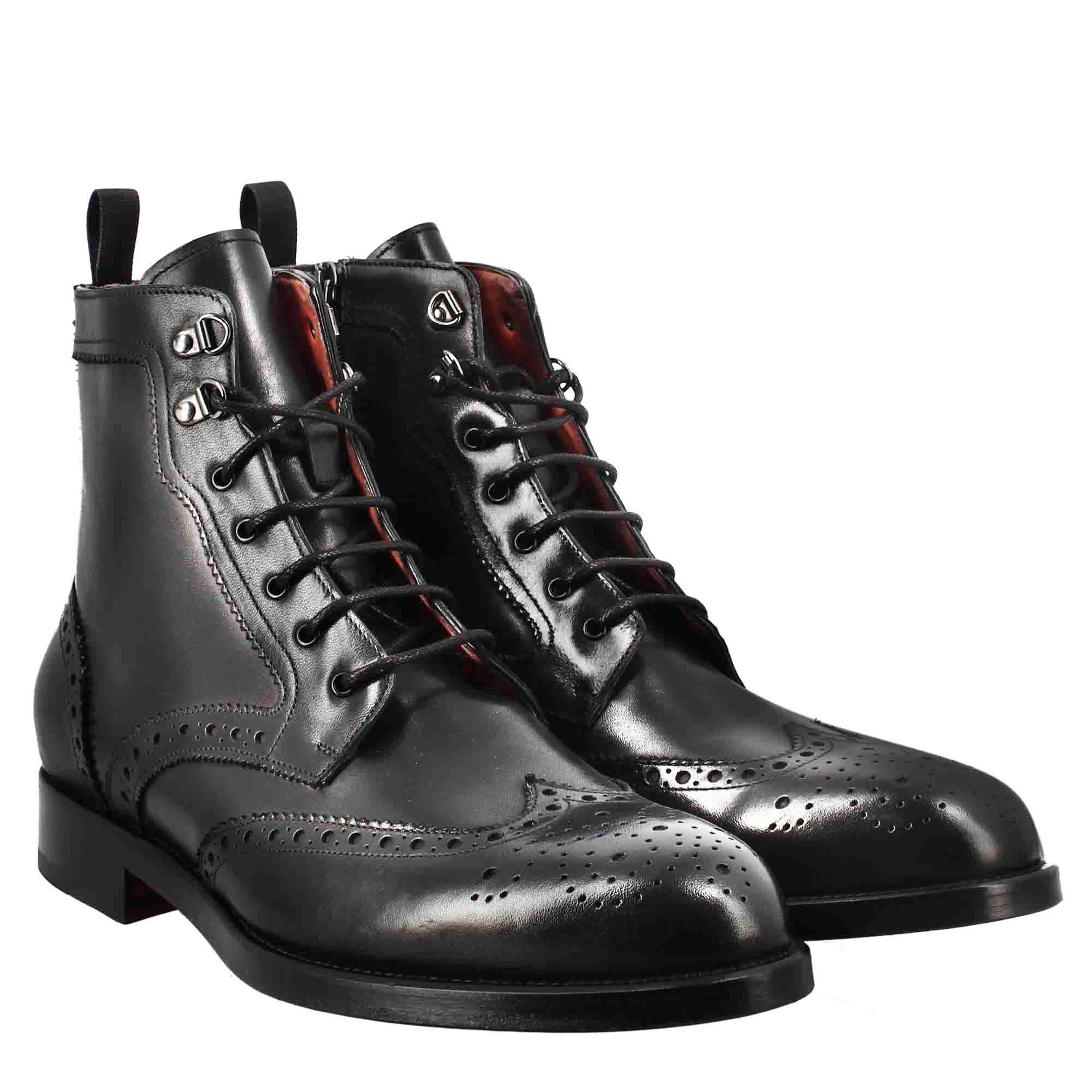 Stivaletto anfibio alto con lavorazione brogue da uomo in pelle colore nero - immagine 8