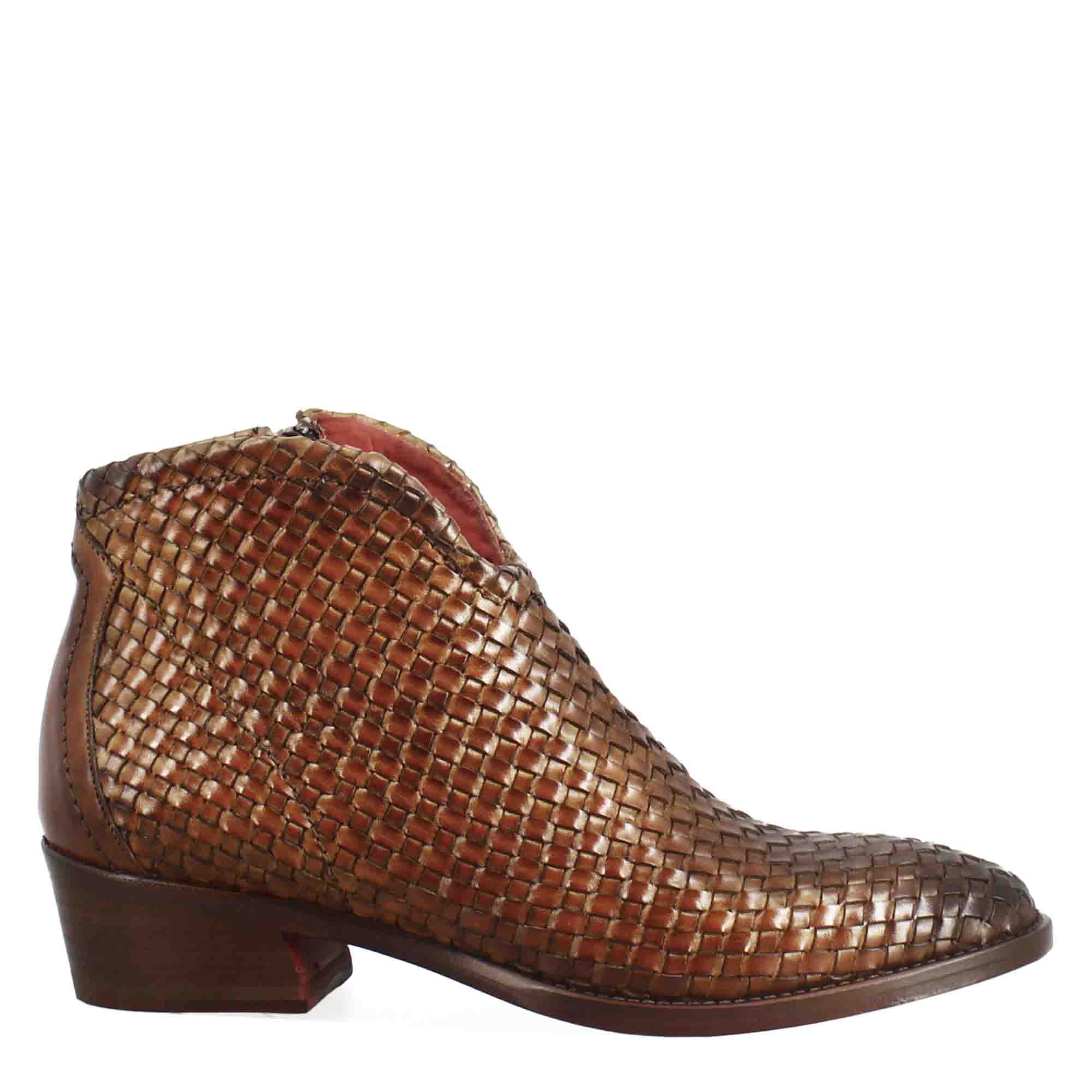 Stivaletto da donna con tacco medio in pelle intrecciata colore marrone chiaro - immagine 3