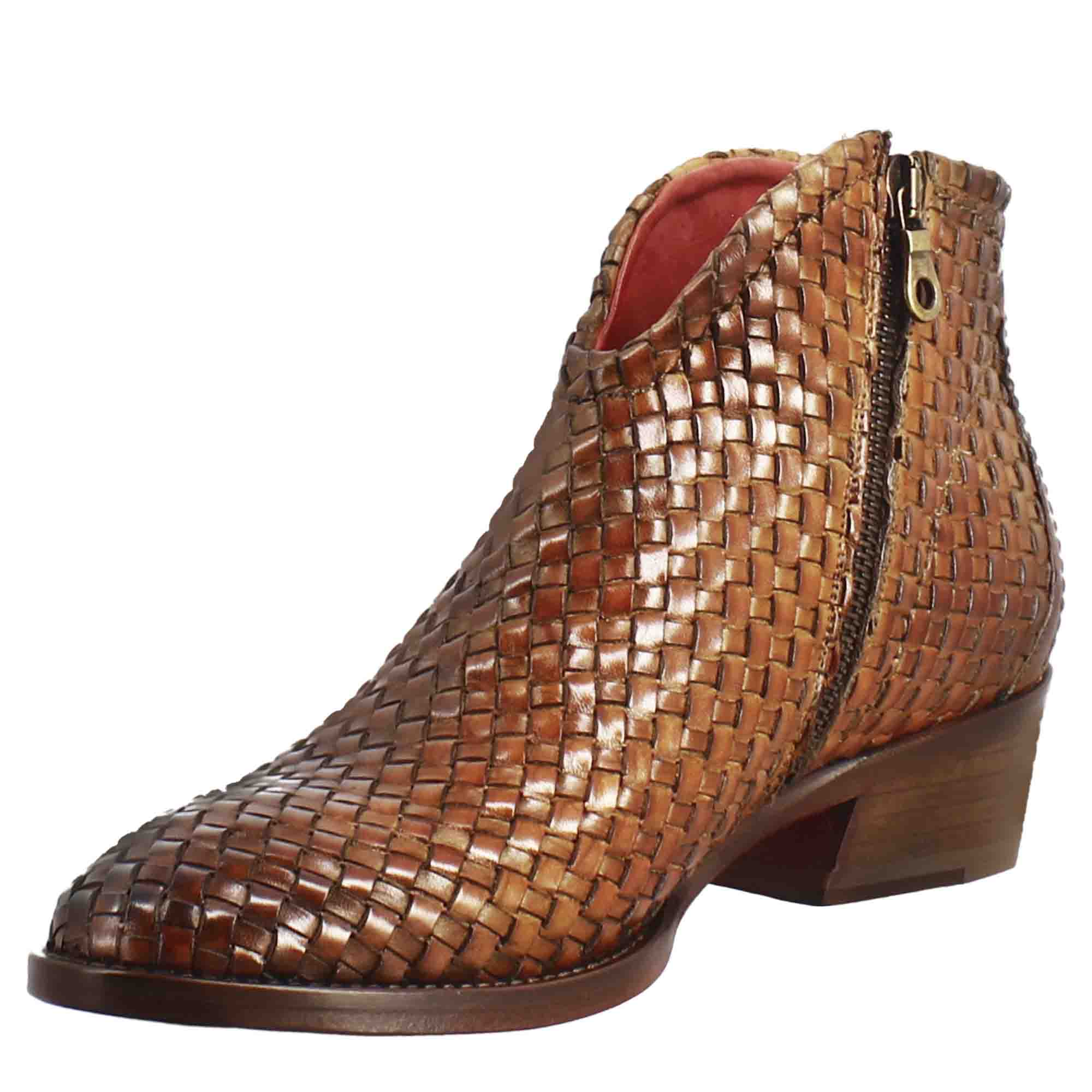 Stivaletto da donna con tacco medio in pelle intrecciata colore marrone chiaro - immagine 5