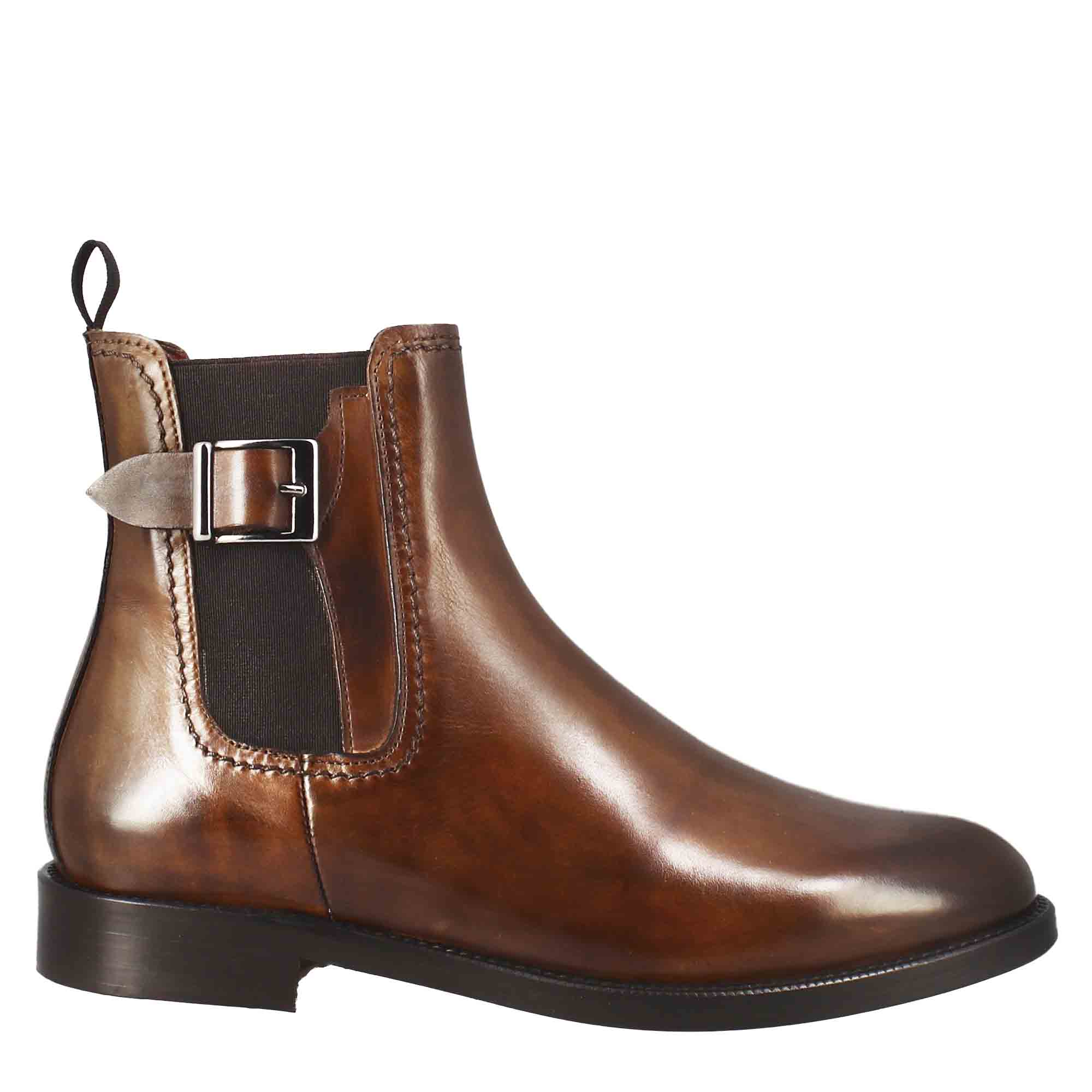 Stivaletto da donna liscio con tacco basso in pelle liscia colore marrone chiaro con fibbia laterale - immagine 3