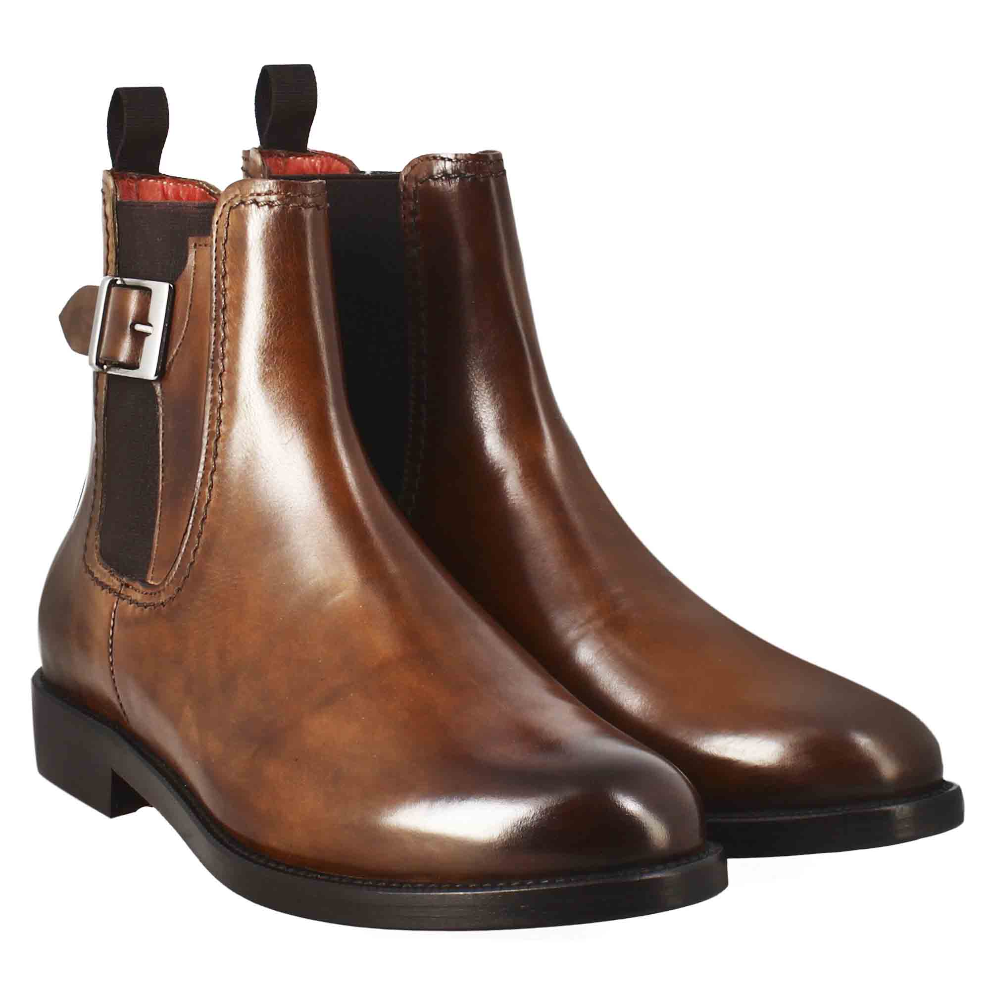 Stivaletto da donna liscio con tacco basso in pelle liscia colore marrone chiaro con fibbia laterale - immagine 8