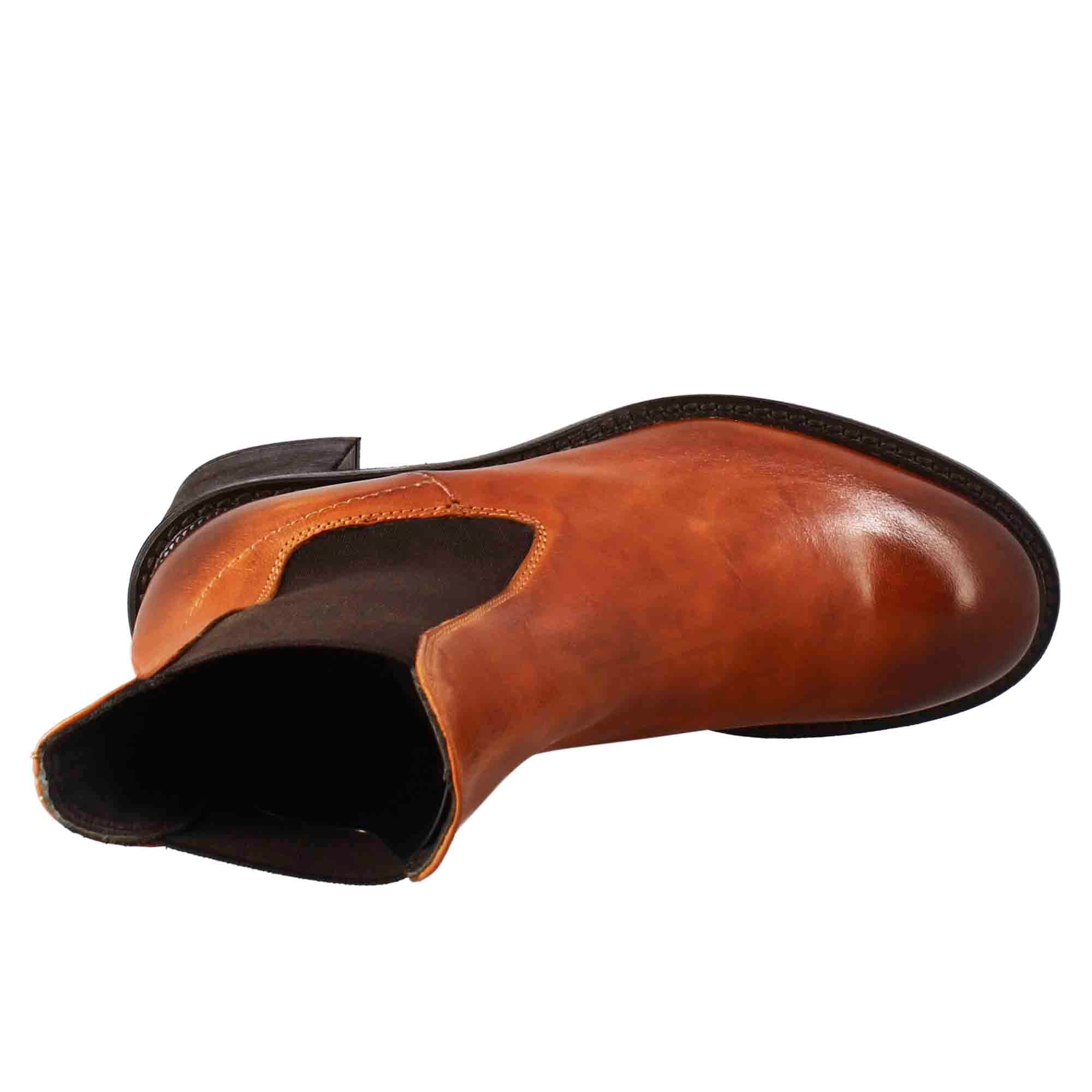 Stivaletto diver chelsea da donna con tacco in pelle lavata colore cuoio - immagine 6