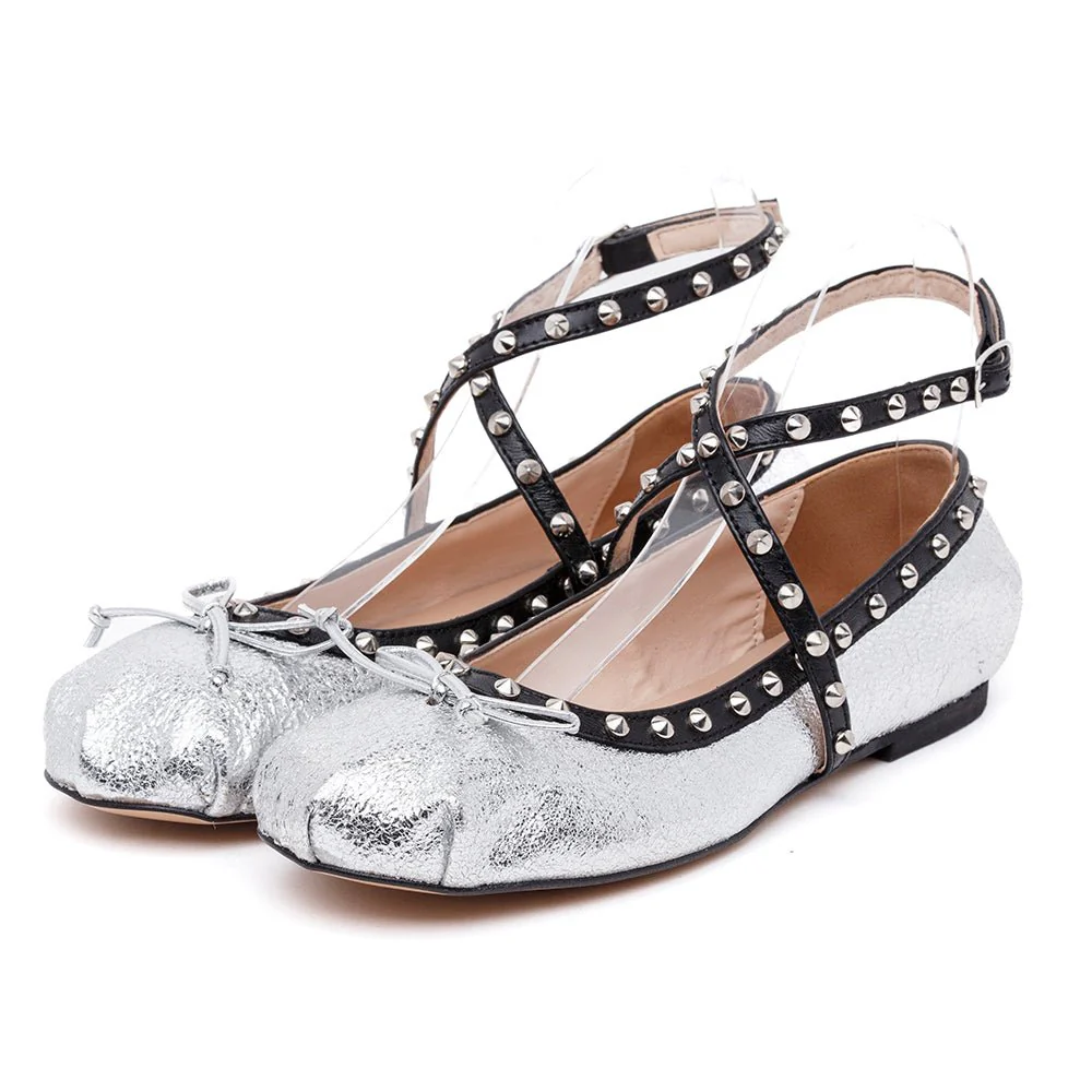 Ballerina in pelle laminata argento con borchie. - immagine 3