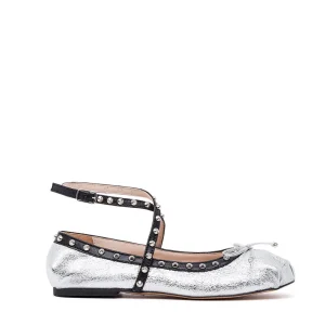 Ballerina in pelle laminata argento con borchie.