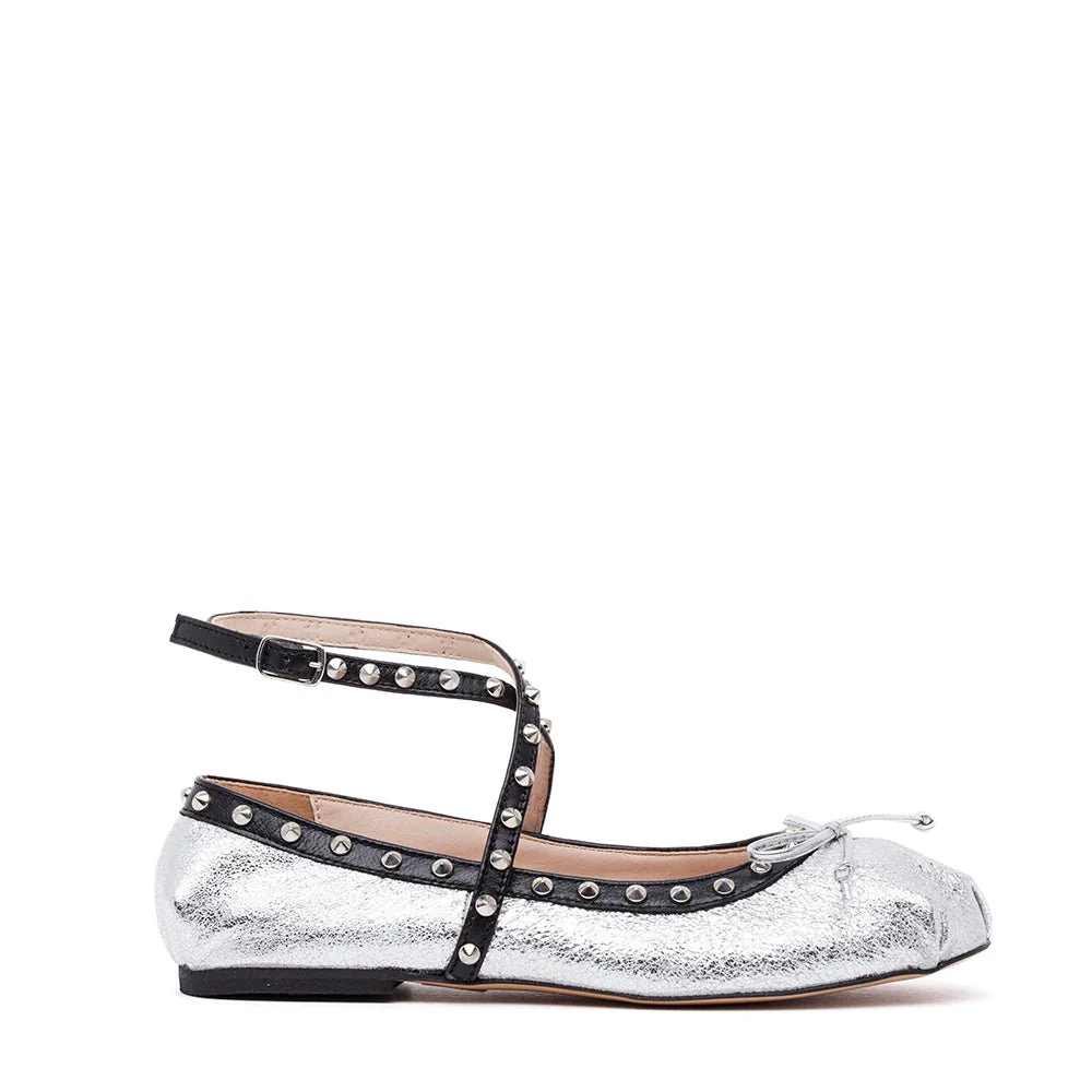 Ballerina in pelle laminata argento con borchie. - immagine 2