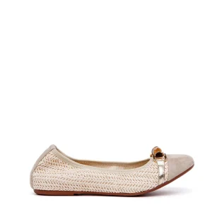 Ballerina in raffia con accessorio.