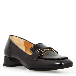 Mocassino artigianale da donna in pelle lucida colore nero
