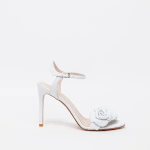 Sandalo in nappa bianca con rose.