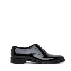 Scarpa uomo elegante in vernice nero.