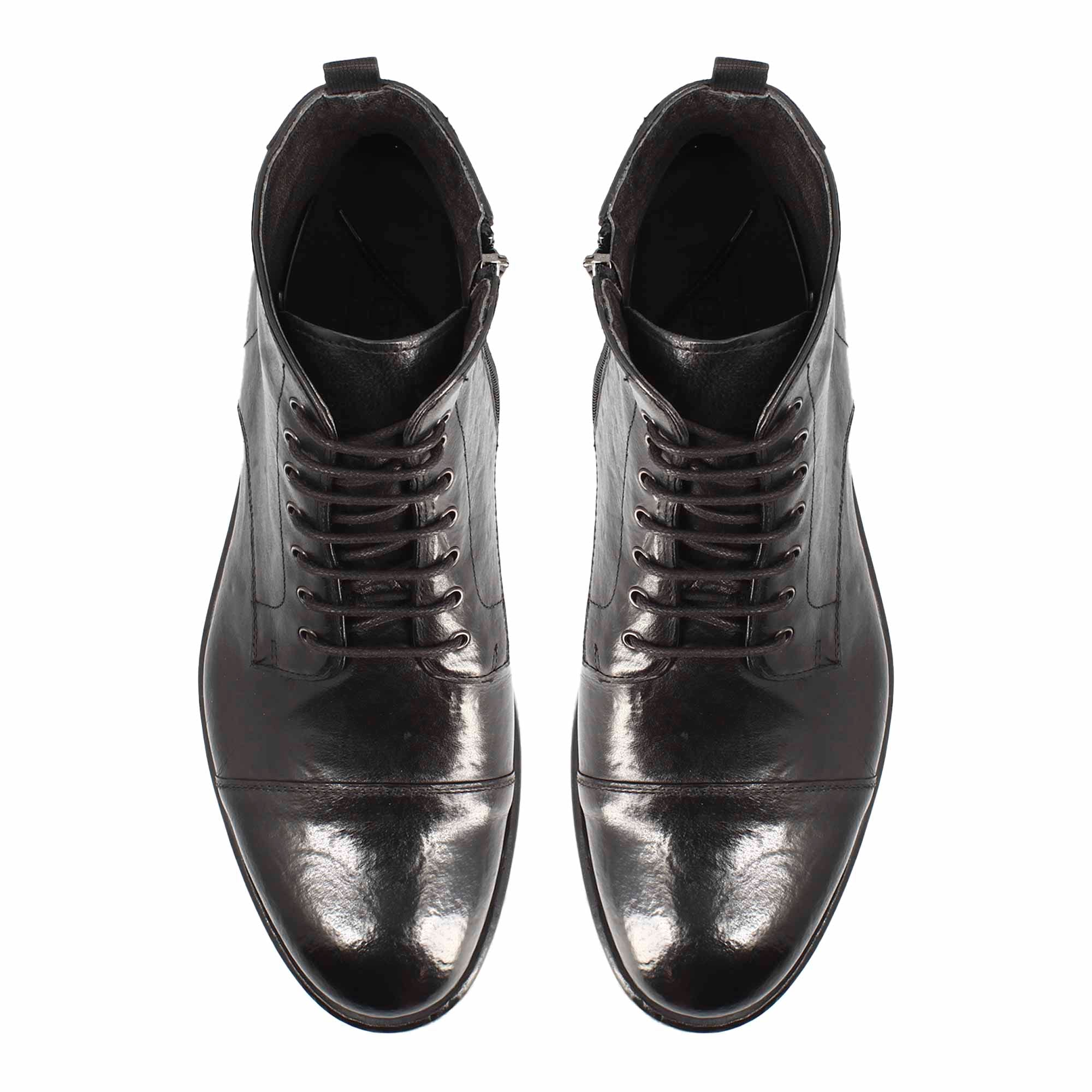 Stivaletto cap toe da uomo in pelle pregiata nera - immagine 3