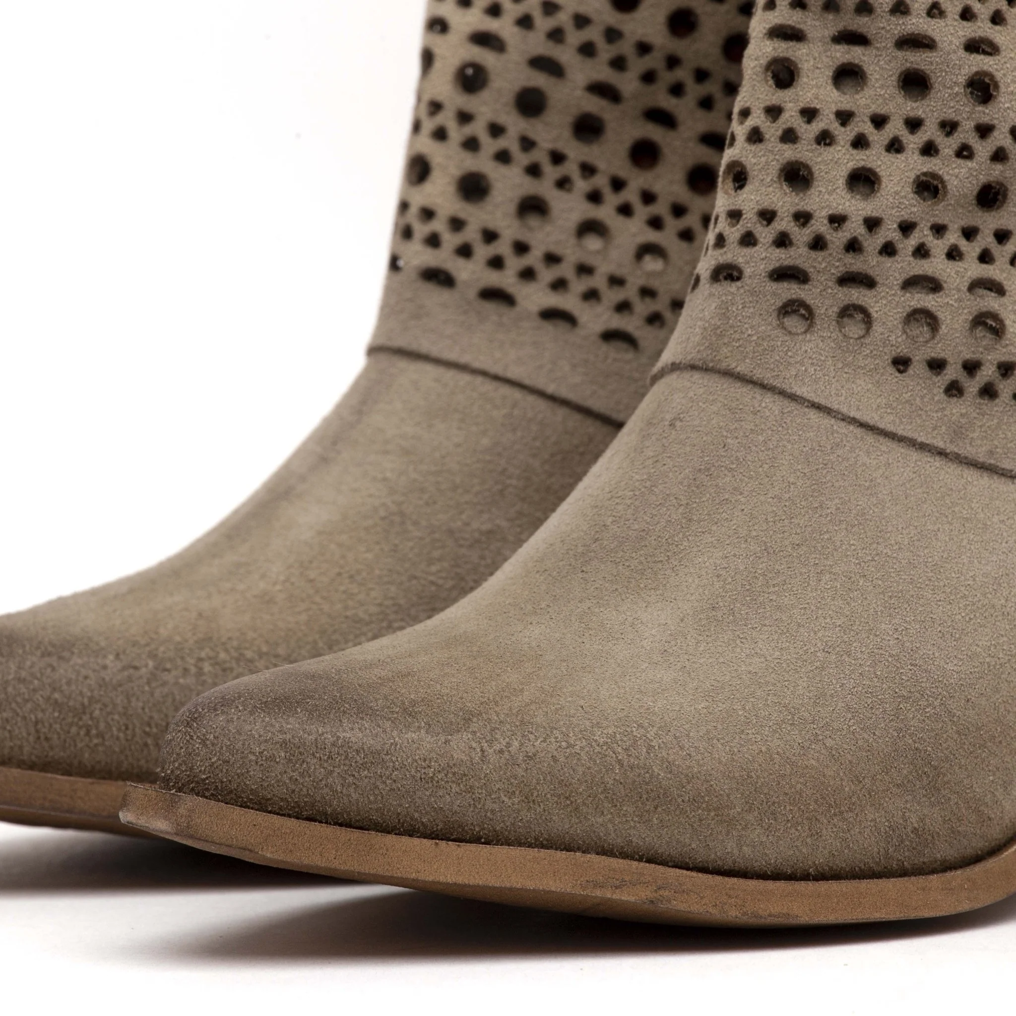 Stivaletto texano in camoscio laserato. - immagine 4
